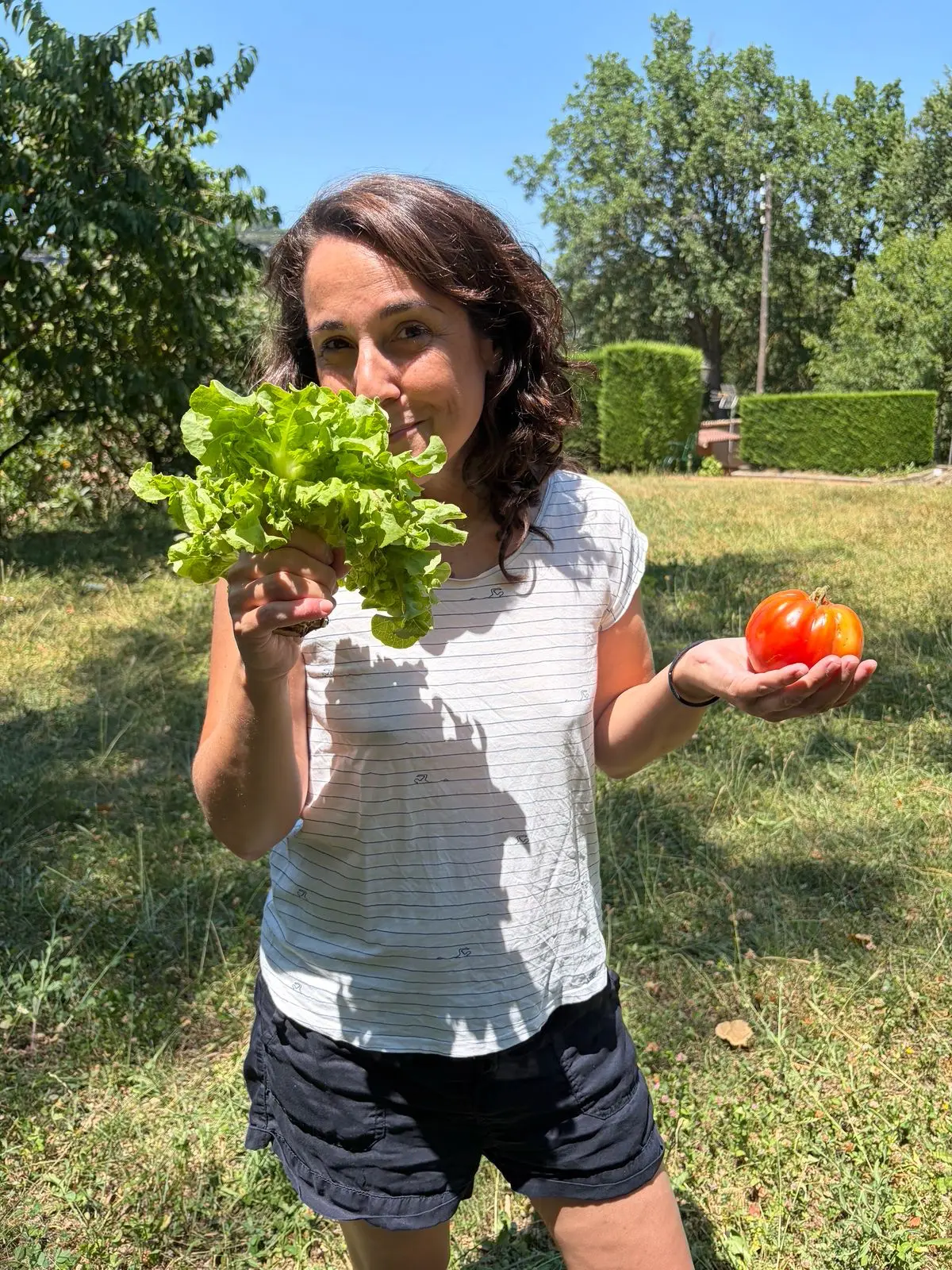 Amanda Zarza con alimentos saludables, salud integrativa
